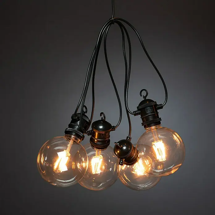 Konstsmide LED-Lichterkette Globe - Außen, Lichtfarbe: Bernstein, Netzbetrieben, Rund - Pendelleuchte mit fünf Edison-Glühbirnen, die ein warmes Licht ausstrahlen. Das schwarze Kabeldesign verleiht einen modernen Touch.