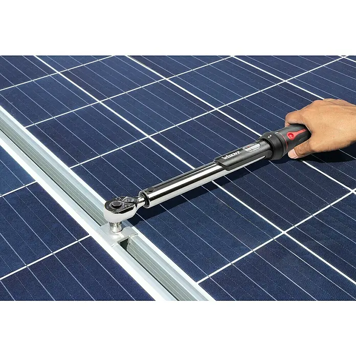 Wisent Drehmomentschlüssel - ⅜″, 10 Nm - 60 Nm - Detailaufnahme eines WISENT Drehmomentschlüssels beim Anziehen einer Schraube auf einer Solarpanel-Installation, Fokus auf Präzision.