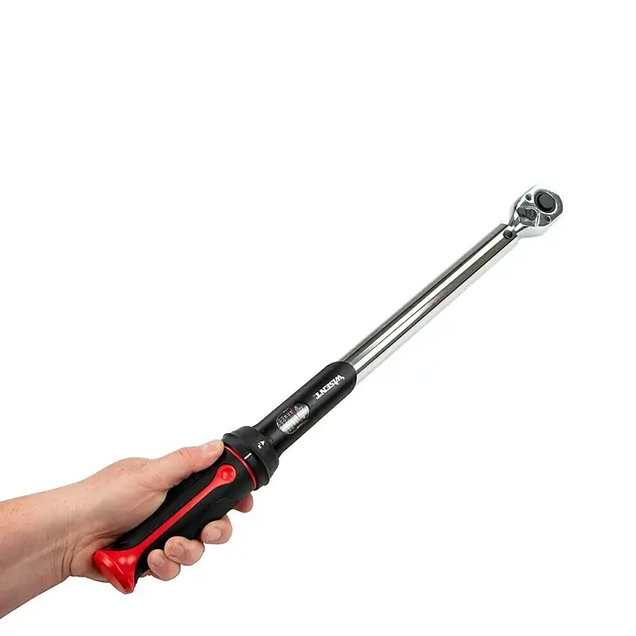 Wisent Drehmomentschlüssel - ½″, 40 Nm - 200 Nm - Ein verstellbarer Drehmomentschlüssel mit schwarzem und rotem Griff wird in der Hand gehalten. Dieses Werkzeug ist nützlich für die Reparatur von Autos.