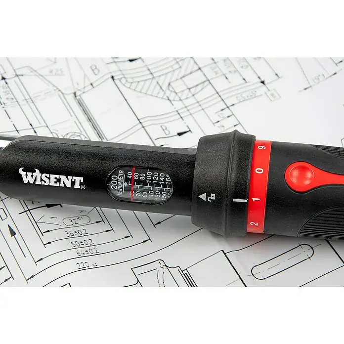 Wisent Drehmomentschlüssel - ½″, 40 Nm - 200 Nm - Nahaufnahme eines Drehmomentschlüssels von Wisent, der auf einer technischen Zeichnung liegt und auf ca. 40 Newtonmeter eingestellt ist.