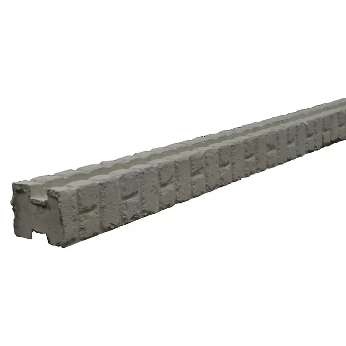 Beckers Betonzaun Zaunpfosten Mediterran Klassik-Stein - 12,5 x 12 x 245 cm, Betongrau, Beton, Zwischenpfosten - Nahaufnahme eines länglichen, rillenförmigen Entwässerungselements aus Beton, das eine robuste und funktionale Lösung für die Wasserableitung darstellt.