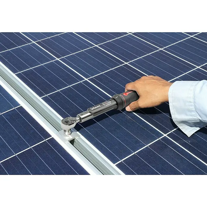 Wisent Drehmomentschlüssel - ¼″, 5 Nm - 25 Nm - Ein Mann befestigt mit einem digitalen Drehmomentschlüssel von Wisent ein Solarpanel an einer Metallschiene.