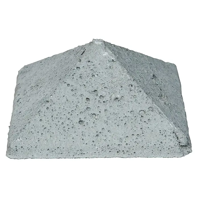 Beckers Betonzaun Pfostenkappe Standard - 11 x 5 cm, Beton - Nahaufnahme eines pyramidenförmigen Betonstücks mit einer rauen und porösen Textur, ideal für Bau- oder Dekorationsprojekte.