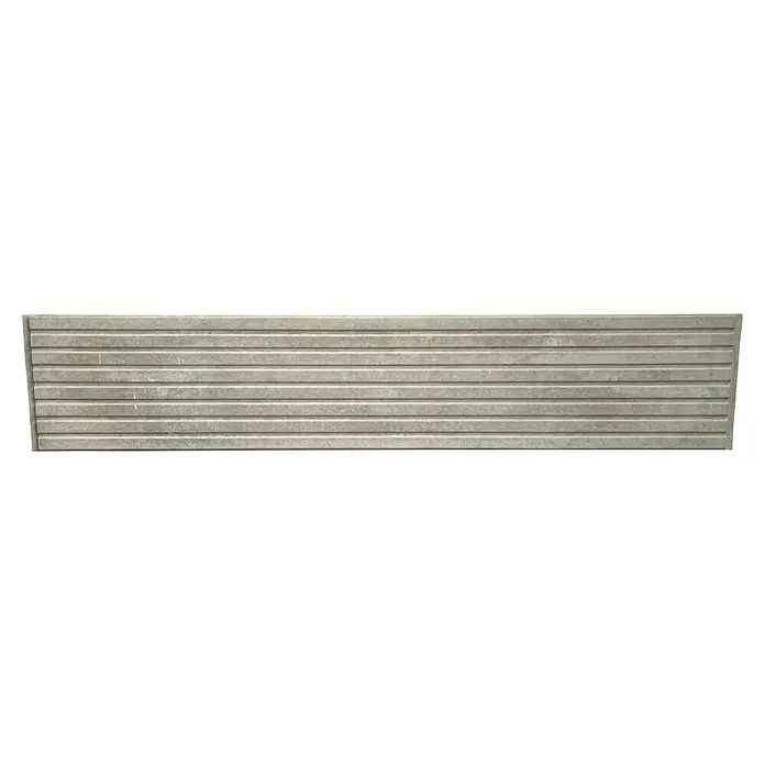 Beckers Betonzaun Zaunelement Klassik Linear Motiv - 200 x 38,5 cm, Beton, Betongrau - Das Bild zeigt eine Betonplatte mit horizontalen Rillen, die eine strukturierte Oberfläche bildet. Ideal für moderne Bauprojekte und als dekoratives Element.