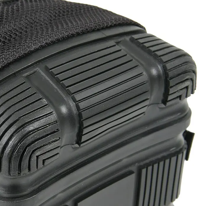 Hepco & Becker Werkzeugtasche Polytex 5854 - L x B x H: 195 x 340 x 260 mm, Polyester - Nahaufnahme einer schwarzen Schuhsohle mit ausgeprägtem Profil für guten Halt. Ideal für Outdoor-Aktivitäten und sicheren Tritt.