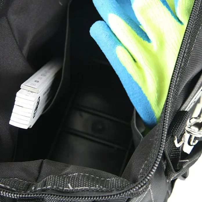 Hepco & Becker Werkzeugtasche Polytex 5854 - L x B x H: 195 x 340 x 260 mm, Polyester - Eine Werkzeugtasche aus Segeltuch mit einem Faltstock und Arbeitshandschuhen darin, die Vielseitigkeit und Funktionalität bietet.