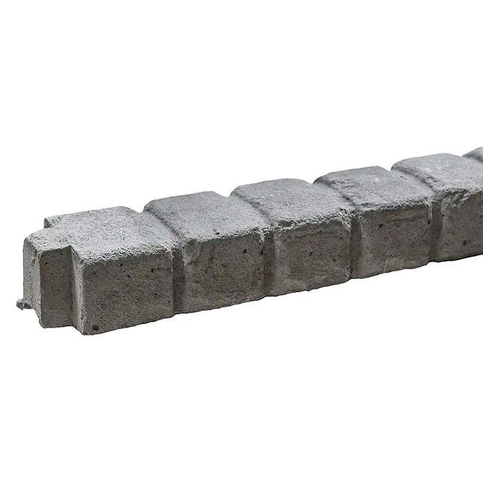 Beckers Betonzaun Zaunabschlussleiste Mediterran Klassik-Stein - L x B x H: 144 x 6 x 10 cm - Nahaufnahme eines grauen, rechteckigen Betonpflastersteins mit abgerundeten Kanten auf schwarzem Hintergrund.
