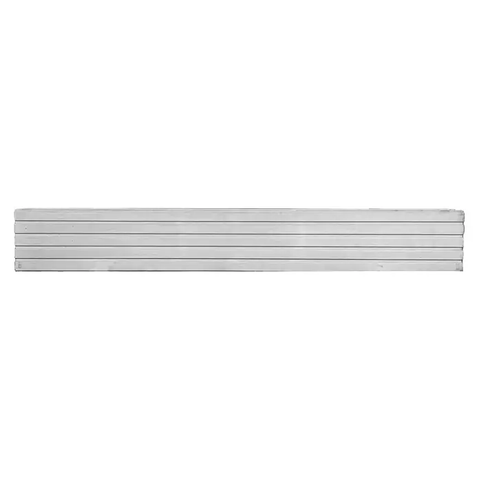 Beckers Betonzaun Zaunelement Klassik Linear Motiv - 184 x 26 cm, Beton, Betongrau - Detailaufnahme einer weißen horizontalen Rolladenoberfläche mit feinen Schattenlinien, die eine gleichmäßige Struktur zeigen.