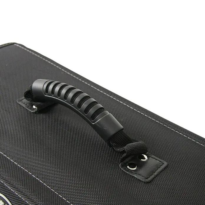 Hepco & Becker Werkzeugtasche Polytex Lehrlingstasche 5863 - L x B x H: 150 x 450 x 250 mm, Polyester - Nahaufnahme des schwarzen Tragegriffs einer Werkzeugtasche oder eines Koffers, der Stabilität und Komfort beim Transportieren bietet.