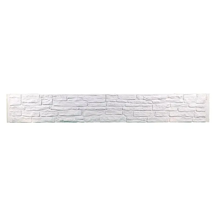 Beckers Betonzaun Zaunelement Klassik Montana Motiv - 184 x 26 cm, Beton, Betongrau - Eine weiße Wandpaneele mit Steinmuster. Die Verkleidung hat eine ungleichmäßige Textur, die das Aussehen einer Natursteinmauer imitiert.