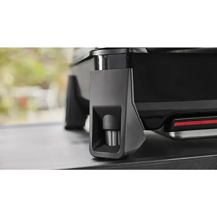 Weber Plancha-Grill Slate GP 43Grillfläche (B x T): 43 x 41 cm, 3,7 kW, Schwarz - Detailansicht eines schwarzen Elektrogrills mit robustem Standfuß auf einer Oberfläche. Das Gerät zeigt eine moderne Bauweise.
