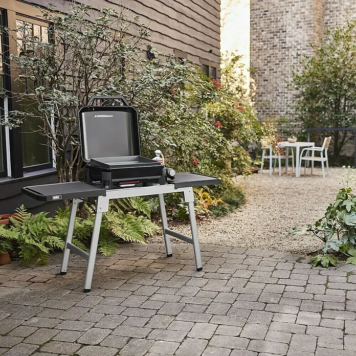 Weber Plancha-Grill Slate GP 43 - Grillfläche (B x T): 43 x 41 cm, 3,7 kW, Schwarz - Weber Grill auf einem Tisch im Freien. Ideal zum Grillen im Garten.