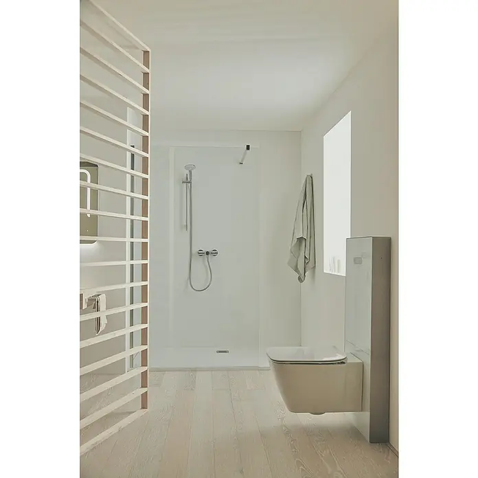 Ideal Standard Ceraline Brausearmatur - Chrom, Glänzend - Ein modernes Badezimmer mit einer wandhängenden Toilette, einer begehbaren Dusche und einem dekorativen Holzgitter. Die Einrichtung ist minimalistisch und hell.