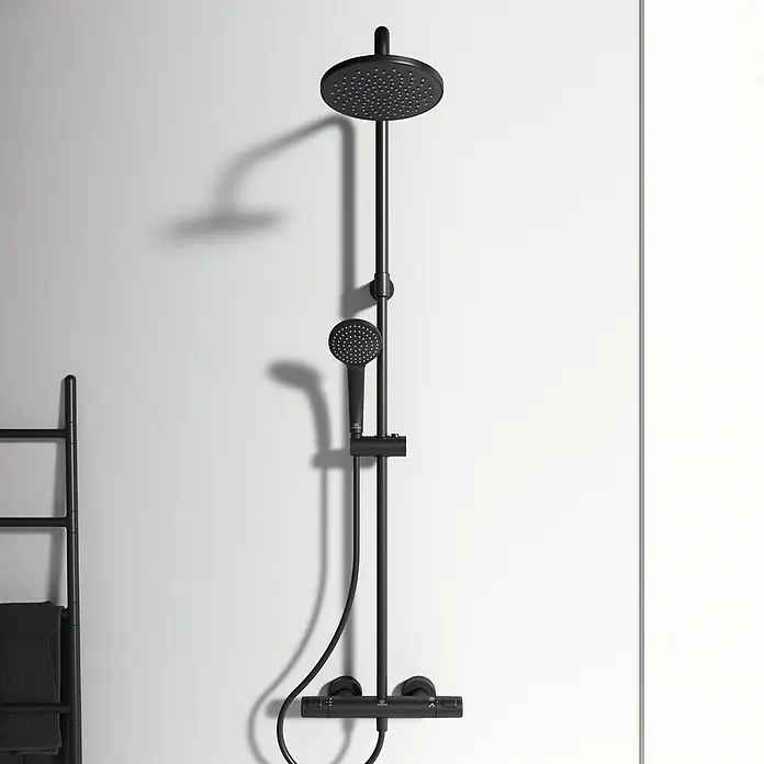 Ideal Standard Ceratherm Duschsystem T25 - Mit Thermostatarmatur, Höhe: 103 cm, Anzahl Strahlarten: 1 Stk., Schwarz - Schwarze Duschgarnitur mit Kopf- und Handbrause sowie Thermostatbatterie für ein modernes Badezimmerdesign.