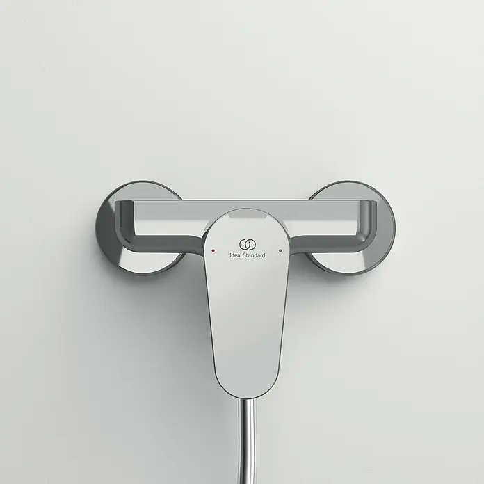 Ideal Standard Cerafine O Brausearmatur - Chrom, Glänzend - Nahaufnahme einer Ideal Standard Duscharmatur mit elegantem Design und Chromoberfläche, montiert an einer weißen Wand.