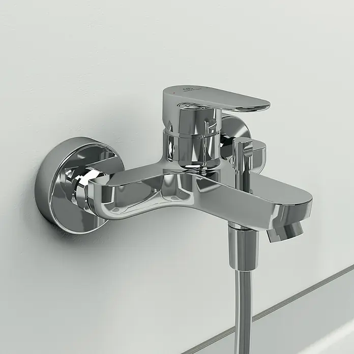 Ideal Standard Cerafine O Badewannenarmatur - Ausladung Armatur: 155 mm, Chrom, Glänzend - Nahaufnahme einer glänzenden Chrom-Badewannenarmatur, die an einer weißen Wand montiert ist und Eleganz und Funktionalität vereint.