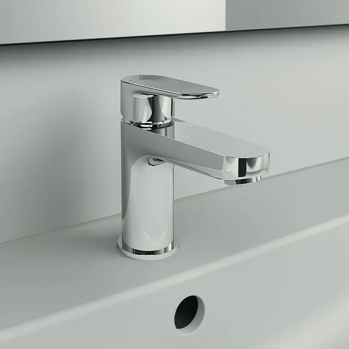 Ideal Standard Cerafine O Waschtischarmatur H80 - Chrom, Glänzend, Mit Ablaufgarnitur - Glänzender Waschtischmischer aus Chrom auf einem weißen Waschbecken, der durch sein modernes Design und die hochwertige Verarbeitung besticht.