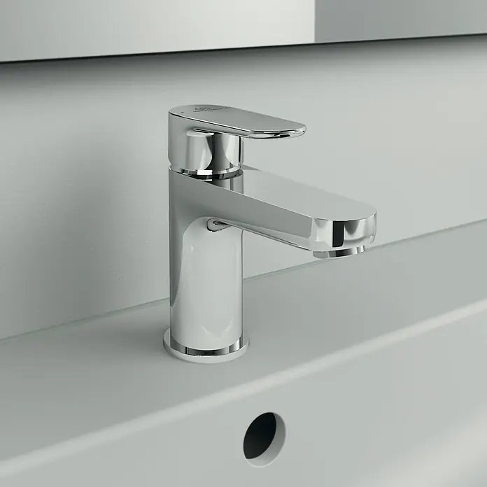 Ideal Standard Cerafine O Waschtischarmatur H80 - Chrom, Glänzend, Ohne Ablaufgarnitur - Glänzender Chrom-Einhebelmischer auf einem weißen Waschbecken, der durch sein modernes Design das Badezimmer aufwertet. Stilvolle Armatur für jedes Bad.