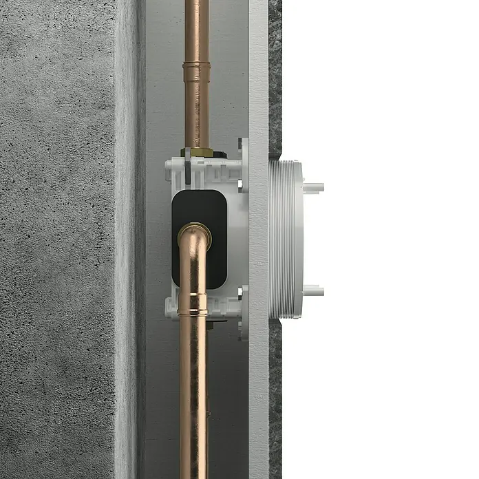Ideal Standard Unterputzsystem Easy-Box - Einbautiefe: 73 mm - 95 mm - Nahtlose Darstellung einer Unterputz-Armatur mit Kupferrohren in einer Wandinstallation. Präzise und effiziente Wasserinstallation.