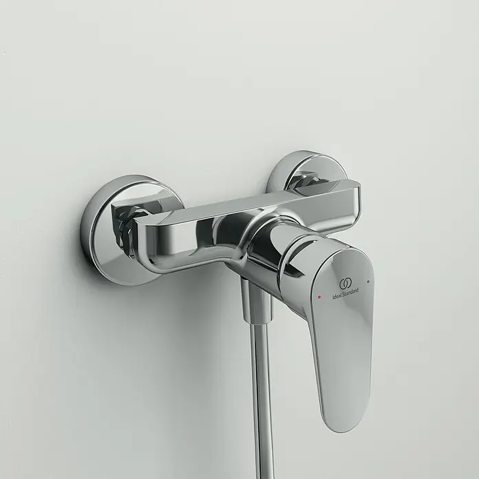 Ideal Standard Cerafine O Brausearmatur - Chrom, Glänzend - Nahaufnahme eines verchromten Ideal Standard Duschmischers an einer weißen Wand, der modernes Design und Funktionalität vereint.
