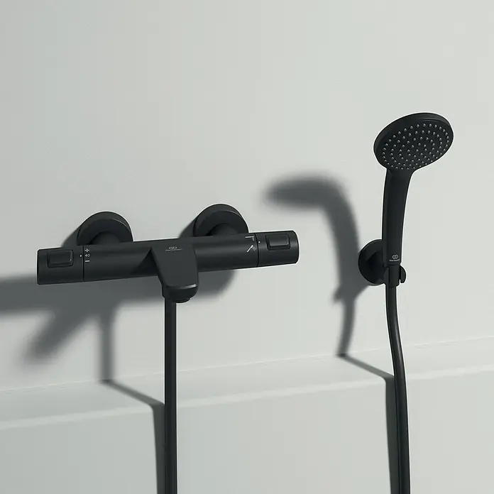 Ideal Standard Ceratherm Wannenthermostat T25 - Schwarz - Schwarze Duscharmatur mit Thermostat und Handbrause für ein modernes Badezimmerdesign.