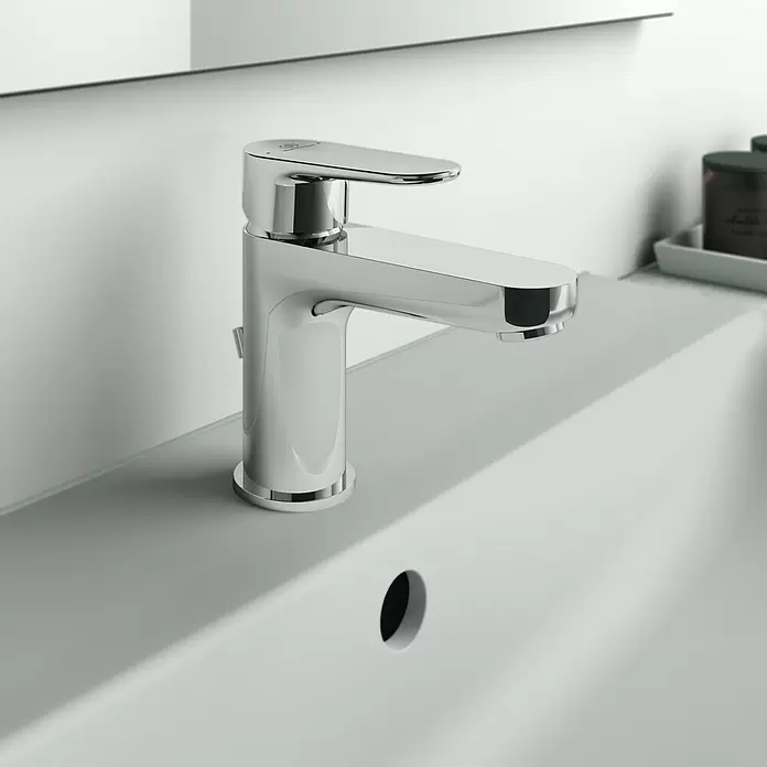 Ideal Standard Cerafine O Grifo de lavabo H80 - Cromo, Brillante, Con juego de desagüe - Grifo cromado pulido montado en un lavabo de cerámica blanca.