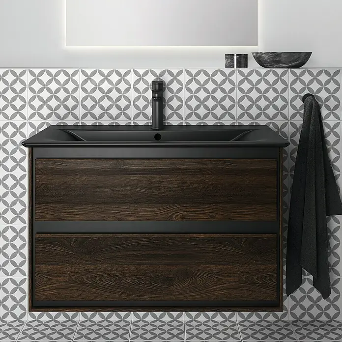Ideal Standard Connect Air Waschtischunterschrank - 80 x 44 x 51,7 cm, Nussbaum/Schwarz, Matt - Badezimmerschrank mit dunkler Holzstruktur und schwarzem Waschbecken vor gemustertem Fliesenhintergrund.