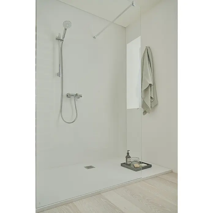 Ideal Standard Ceraline Brausearmatur - Chrom, Glänzend - Moderne Dusche mit klarem Glas, Chromarmaturen und einem Ablagetisch mit Seife und Glas. Helle Farben schaffen eine entspannende Atmosphäre.