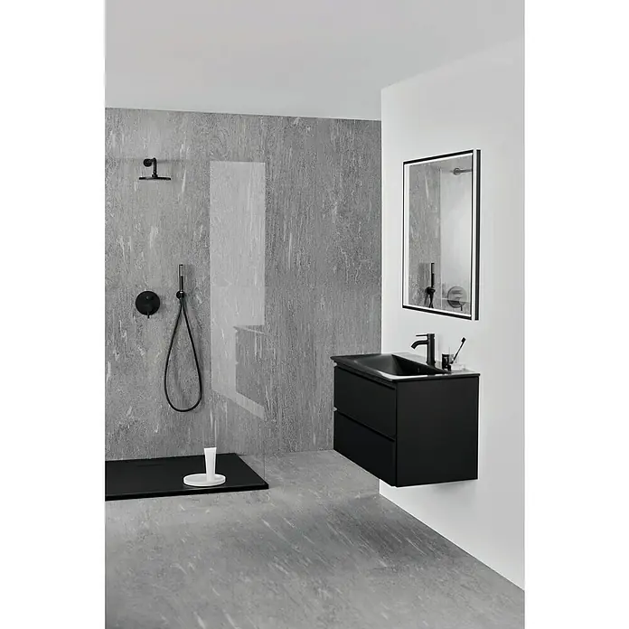 Ideal Standard Connect Air Einbauwaschbecken84 x 46 cm, Ohne Spezialglasur, Hahnloch: Mitte, Mit Überlauf, Schwarz - Schwarzer Waschtischunterschrank mit zwei Schubladen und einem rechteckigen Spiegel mit schwarzem Rahmen in einem modernen Badezimmer.