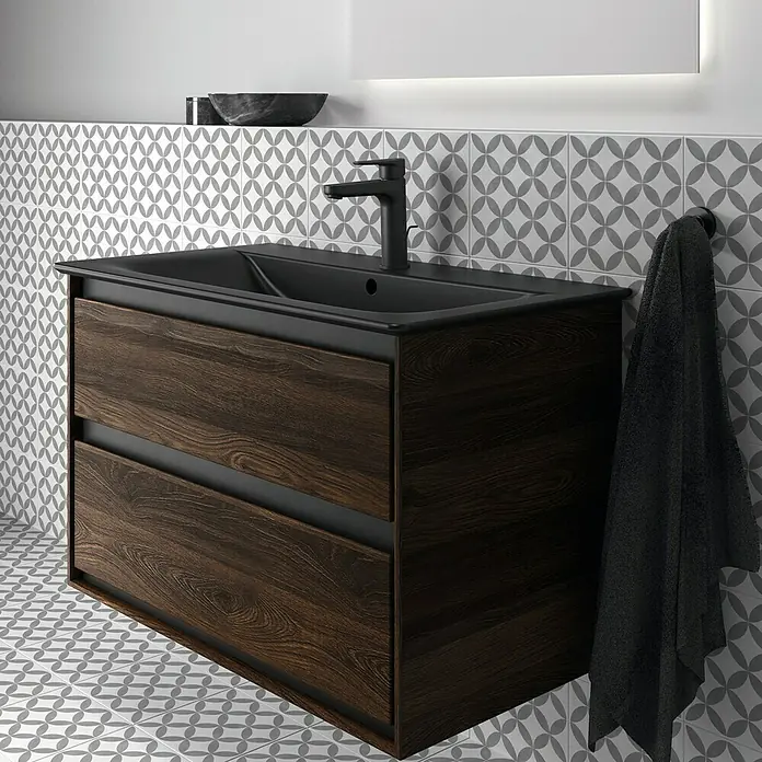 Ideal Standard Connect Air Waschtischunterschrank - 80 x 44 x 51,7 cm, Nussbaum/Schwarz, Matt - Schwarzes Waschbecken mit Unterschrank in Holzoptik und schwarzer Armatur. Handtuch hängt an der Seite. Moderne Badezimmerausstattung.