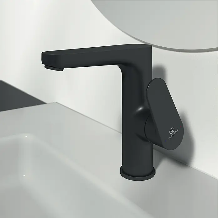 Ideal Standard Cerafine O Waschtischarmatur H155 - Schwarz, Matt, Ohne Ablaufgarnitur - Eine Nahaufnahme eines modernen, schwarzen Ideal Standard Waschtischarmatur, die Eleganz und Funktionalität im Badezimmer vereint.