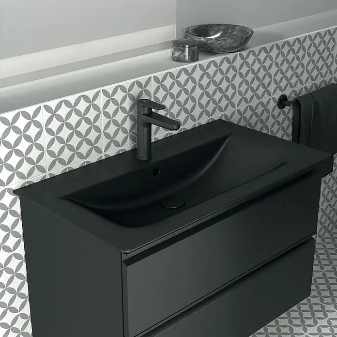 Ideal Standard Connect Air Einbauwaschbecken84 x 46 cm, Ohne Spezialglasur, Hahnloch: Mitte, Mit Überlauf, Schwarz - Nahaufnahme eines modernen schwarzen Badezimmerwaschtisches mit zwei Schubladen, einer stilvollen Armatur und dekorativen Accessoires.
