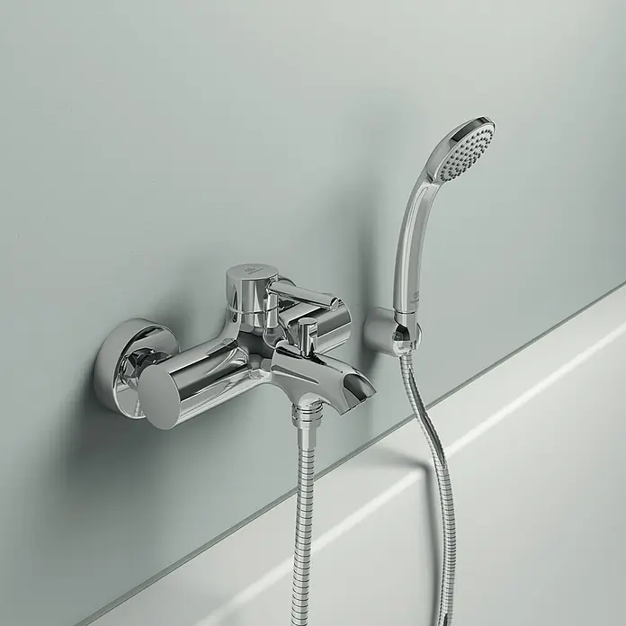 Ideal Standard Ceraline Badewannenarmatur - Ausladung Armatur: 168 mm, Chrom, Glänzend - Moderne Badezimmerarmatur mit Handbrause, glänzendes Chrom-Finish, stilvolles Design für ein elegantes Badezimmerambiente.