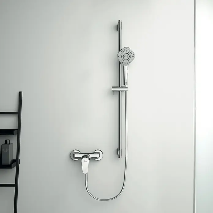 Ideal Standard Cerafine O Brausearmatur - Chrom, Glänzend - Eine Chrom-Duscharmatur mit Brausekopf und Brauseschlauch an einer weißen Wand. Elegantes Design für moderne Badezimmer.