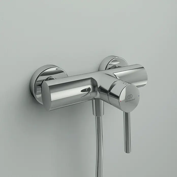 Ideal Standard Ceraline Brausearmatur - Chrom, Glänzend - Nahaufnahme einer glänzenden Ideal Standard Duscharmatur aus Chrom, die an einer Wand befestigt ist.