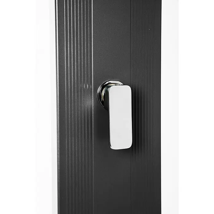 Steinbach Solardusche Slim Line Deluxe - Höhe: 225 cm, Aluminium, Schwarz, 24 l - Nahaufnahme einer Duschsäule mit einem verchromten Hebel zur Bedienung, modernes Design für das Badezimmer.