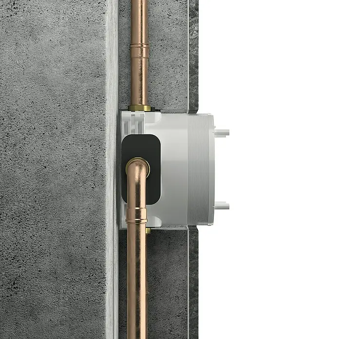 Ideal Standard Unterputzsystem Easy-Box - Einbautiefe: 73 mm - 95 mm - Einbau-Thermostat für Dusche oder Badewanne mit rechteckiger Rosette, integriert in eine Betonwand mit Kupferrohren.