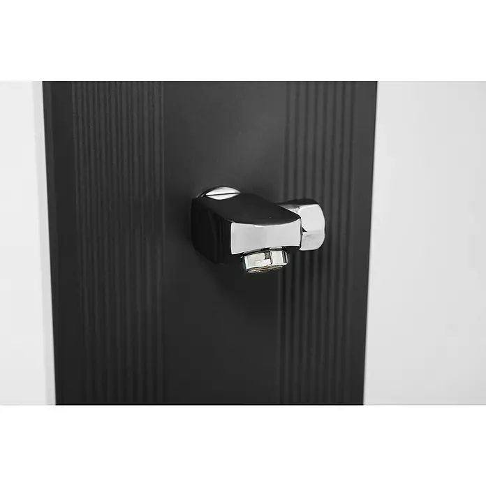 Steinbach Solardusche Slim Line Deluxe - Höhe: 225 cm, Aluminium, Schwarz, 24 l - Nahaufnahme einer schwarzen Duschsäule mit einem verchromten Wasserhahn, der ein modernes und elegantes Baddesign unterstreicht.