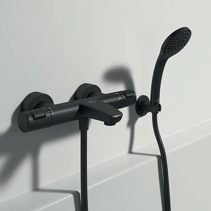Ideal Standard Ceratherm Wannenthermostat T25 - Schwarz - Schwarze Duscharmatur an einer weißen Wand, die ein modernes Badezimmer-Design hervorhebt. Präzise und modern gestaltet.