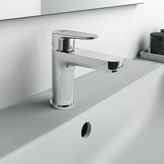 Ideal Standard Cerafine O Grifo de lavabo - Cromo, Brillante, Sin juego de desagüe - Grifo monomando cromado sobre un lavabo blanco.