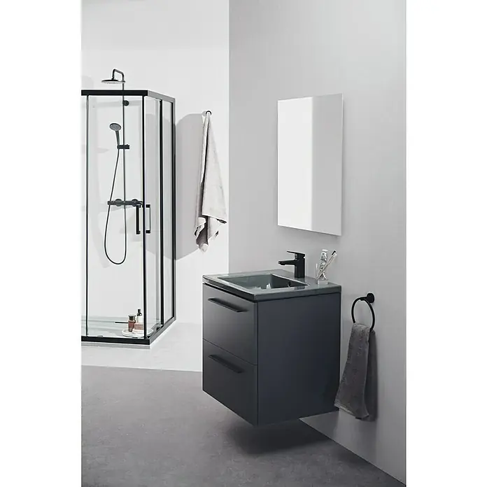 Ideal Standard Ceraplan Waschtischarmatur H75 - Schwarz, Matt - Modernes Badezimmer-Interieur mit schwarzer Duschkabine und grauem Waschtisch mit Unterschrank, akzentuiert durch eine minimalistische Spiegelgestaltung.