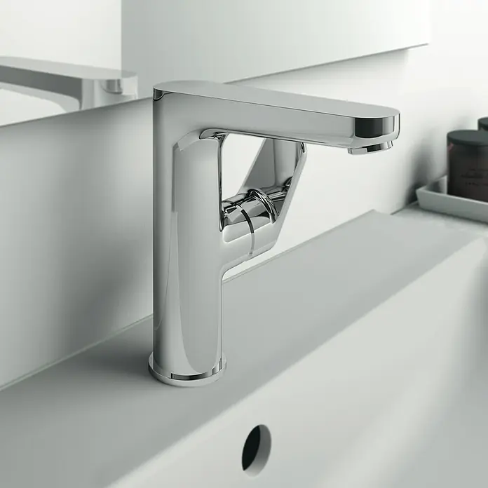 Ideal Standard Cerafine O Waschtischarmatur H155 - Chrom, Glänzend, Ohne Ablaufgarnitur - Nahaufnahme eines glänzenden Chrom-Wasserhahns auf einem weißen Waschbecken, der modernen Stil und hochwertige Verarbeitung zeigt.