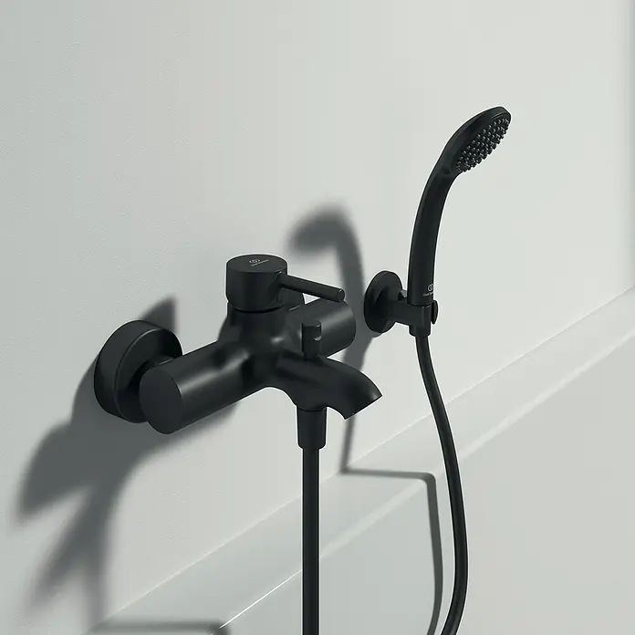 Ideal Standard Ceraline Badewannenarmatur - Ausladung Armatur: 168 mm, Schwarz, Matt - Elegante schwarze Badewannenarmatur mit Handbrause. Die moderne Armatur setzt stilvolle Akzente im Badezimmer und bietet hohen Komfort.