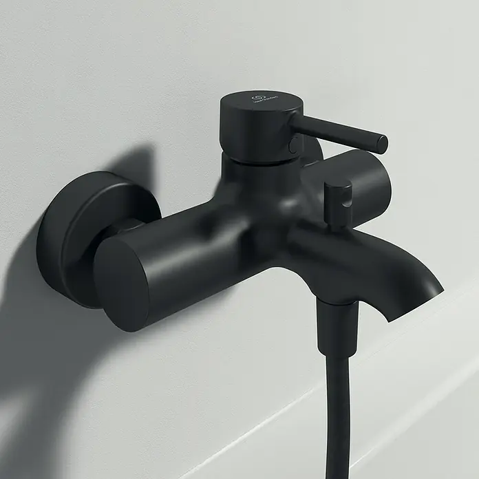 Ideal Standard Ceraline Badewannenarmatur - Ausladung Armatur: 168 mm, Schwarz, Matt - Wandmontierte schwarze Badarmatur mit Hebelgriff und Duschschlauch für moderne Badezimmerdesigns.