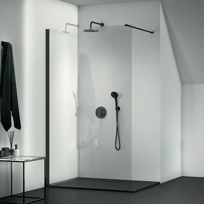 Ideal Standard Ceratherm UP-Thermostatarmatur T100 -  - Elegantes, modernes Badezimmer mit einer stilvollen, schwarzen Duschkabine, die das minimalistische Design des Raumes betont.