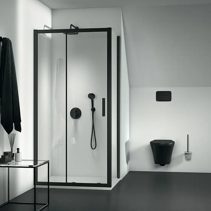 Ideal Standard Ceratherm UP-Thermostatarmatur T100 -  - Badezimmer mit einer eleganten schwarzen Duschkabine und einer passenden Toilette. Moderner Stil mit klaren Linien und minimalistischem Design.