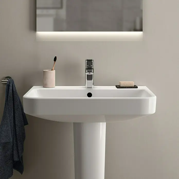 Ideal Standard i.life B Waschtisch - 65 x 48 cm, Ohne Spezialglasur, Hahnloch: Mitte, Mit Überlauf, Weiß - Das elegante Waschbecken mit Säule ist ein Blickfang. Das Waschbecken besticht durch modernes Design und Funktionalität im Badezimmer.