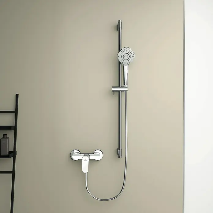 Ideal Standard Ceraflex Brausearmatur - Chrom, Glänzend - Duscharmatur mit quadratischem Duschkopf und Brauseschlauch. Die Armatur ist aus Chrom und befindet sich an einer beigen Wand.