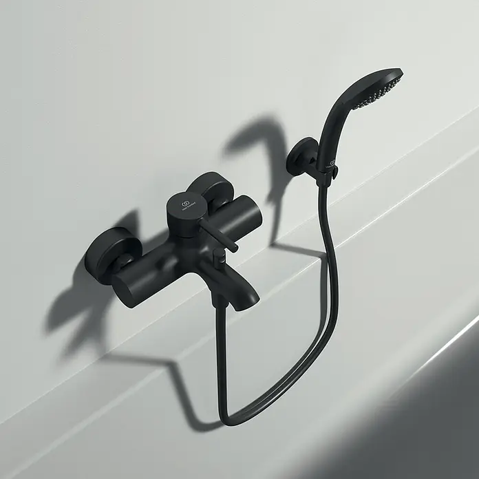 Ideal Standard Ceraline Badewannenarmatur - Ausladung Armatur: 168 mm, Schwarz, Matt - Schwarze Badewannenarmatur mit Handbrause und Wandmontage für ein modernes Badezimmerdesign.