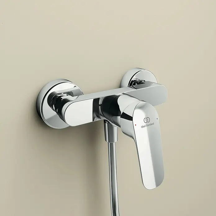 Ideal Standard Ceraflex Brausearmatur - Chrom, Glänzend - Nahaufnahme einer glänzenden Ideal Standard Duscharmatur an einer Wand, die die hochwertige Verarbeitung und das moderne Design hervorhebt.